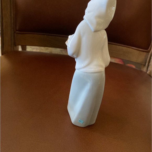 LLADRO FARM GIRL/ CHICKEN - Picture 7 of 7